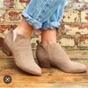 Dolce Vita Sonya Tan Perforated Split Shaft Suede Leather Ankle Booties Size 8